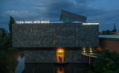 Turn Panic into Magic te zien gevel Van Abbemuseum in Eindhoven