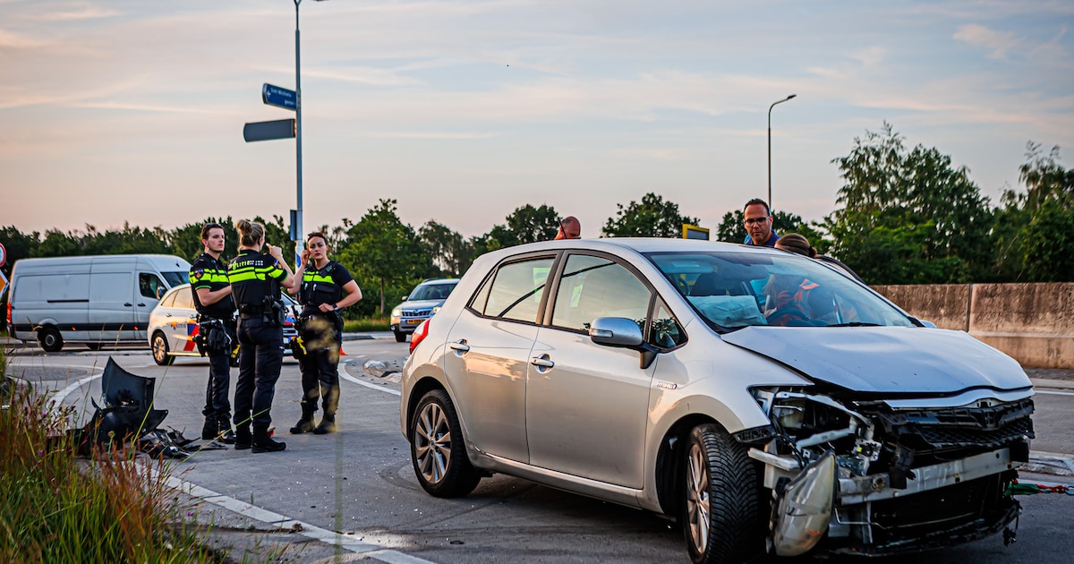 Automobilist gewond door harde klap tegen betonblok op rotonde in Sint-Michielsgestel