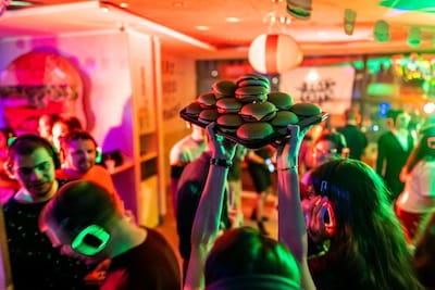 Fat feestje! De silent disco bij McDonald's komt terug met Veul Gère en Gullie