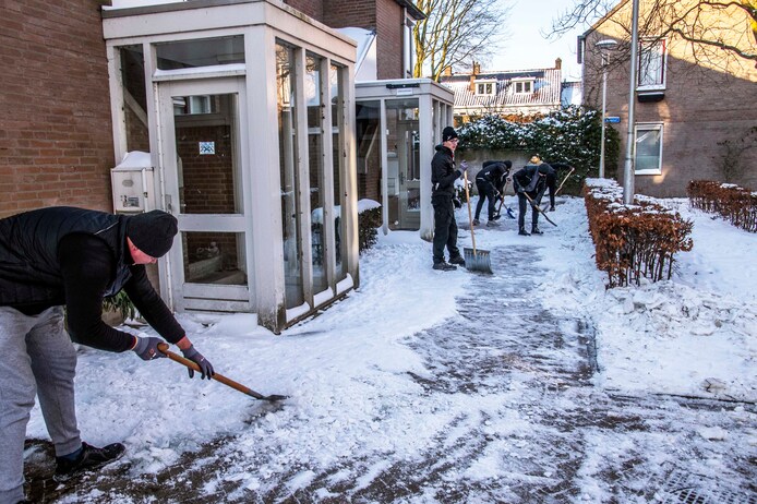 Rolstoeler Michael Roks kan dankzij een Covebo-ploegje weer de straat ...