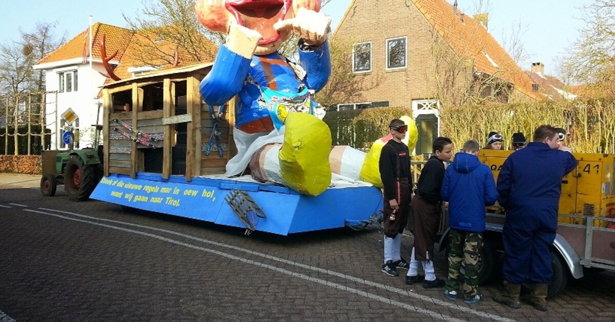 De Pleebojs steken erboven uit in Maoskesdam