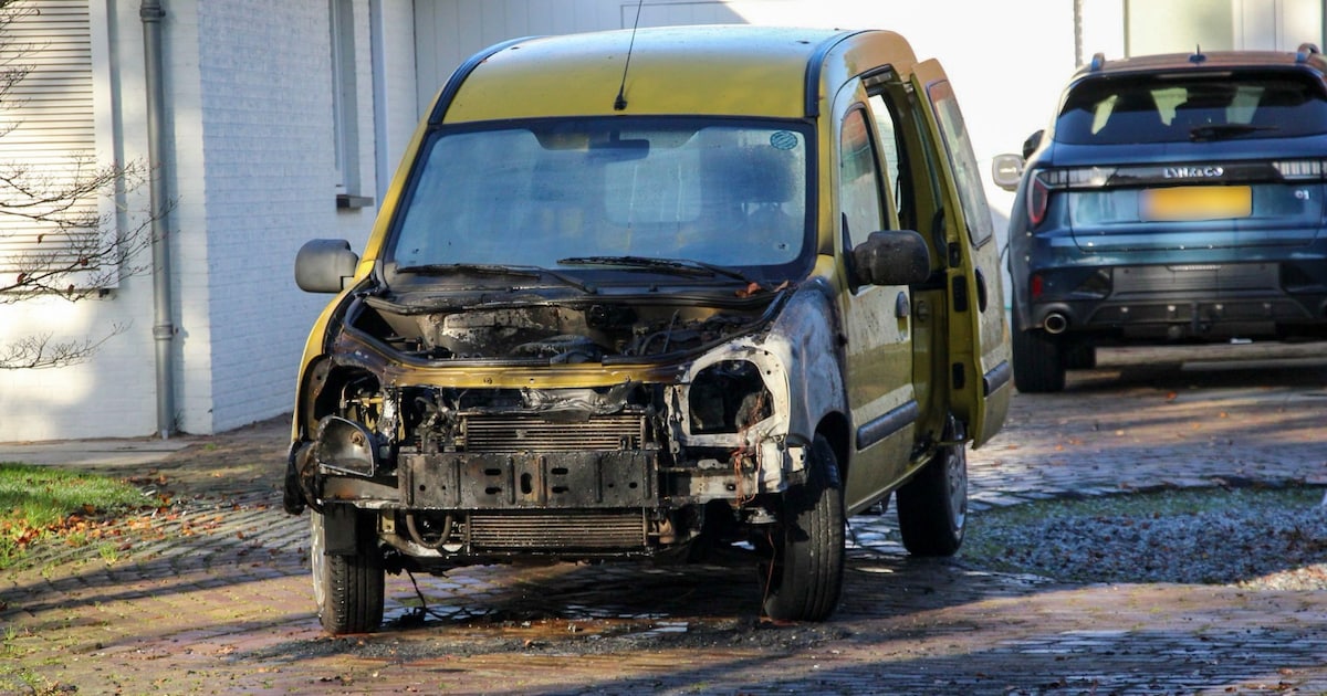 Bestelauto vliegt in brand op oprit in Heesch | 112 nieuws Bernheze