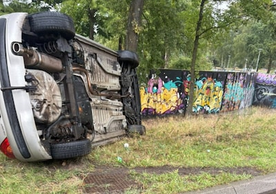 Auto belandt op zijkant in berm bij Berenkuil in Eindhoven