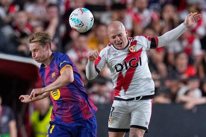 Frenkie de Jong in duel met Isi Palazón.