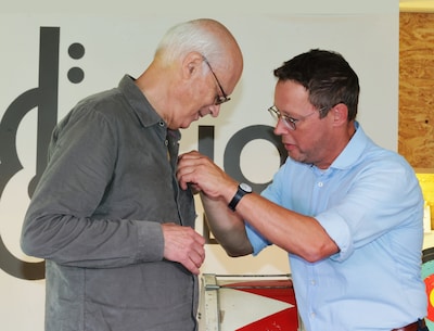 Oeuvrespeld voor Jos Creusen bij presentatie van zijn Gèèssels dichtbundel