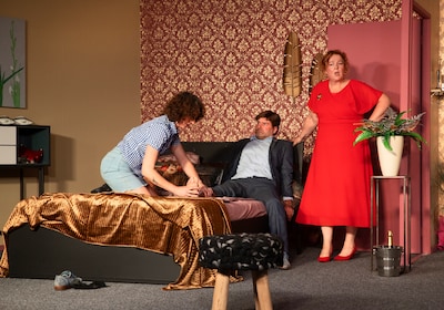 De Opkamerkomedianten zorgen voor humor en verwarring met dubbele agenda