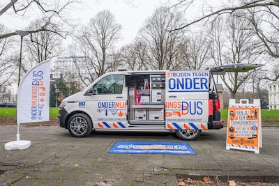 Ondermijningsbus staat in Hilvarenbeek tijdens Week van de Veiligheid