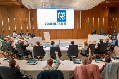 Basisschoolleerlingen leren over democratie in Tilburgs Stadhuis