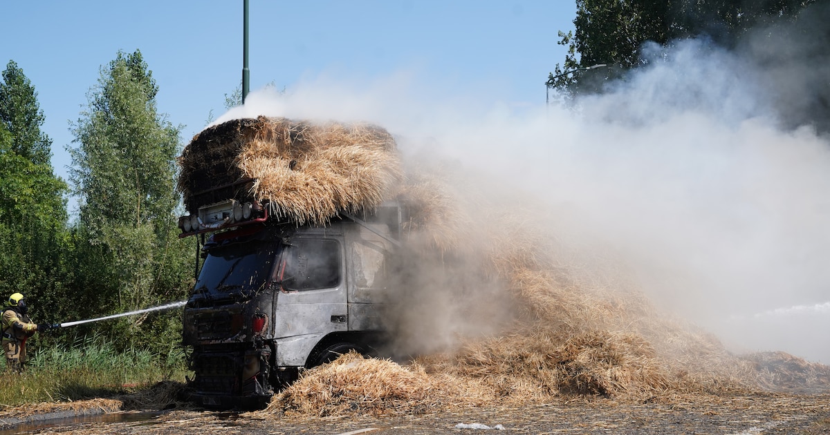 Vrachtwagen met hooibalen vliegt in brand in Schijndel: cabine volledig uitgebrand