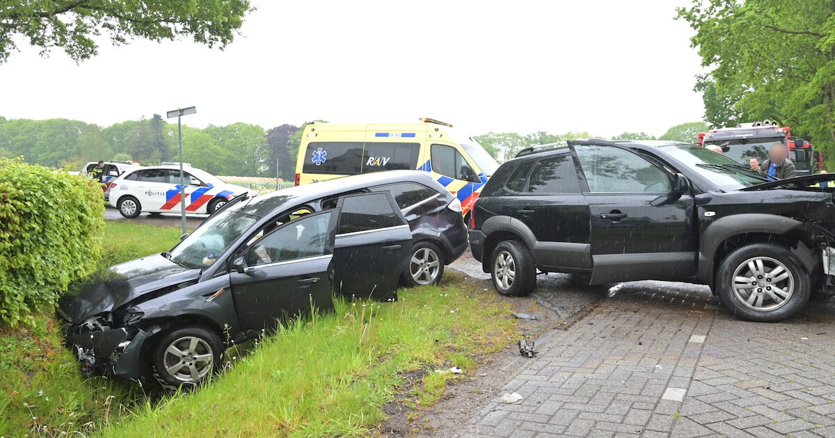 Auto belandt in sloot na frontale botsing in Prinsenbeek, twee vrouwen gewond naar ziekenhuis | Foto