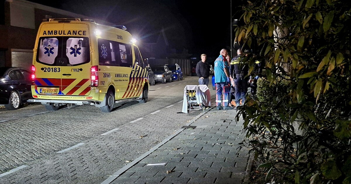 Man valt hard van fiets en raakt gewond