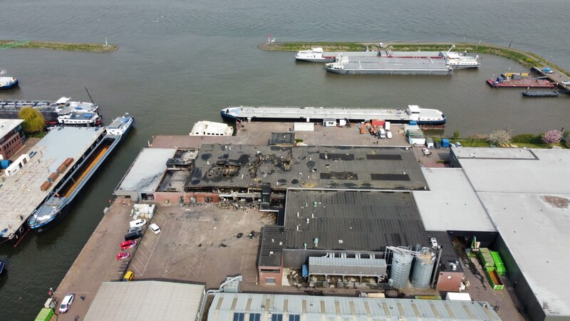 De brandweer blust maandag nog na in Werkendam. Zondag ging het hier gruwelijk mis.