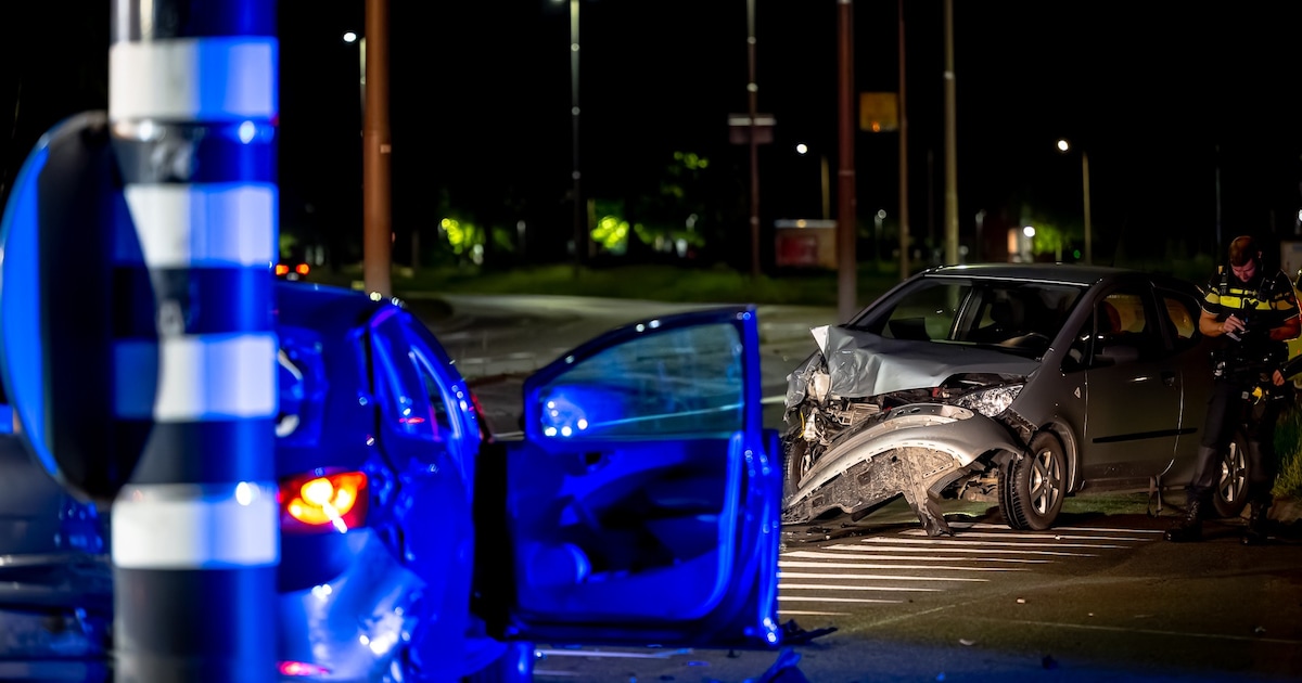 Auto’s klappen hard op elkaar in Tilburg: gewonde naar ziekenhuis, ravage op de weg