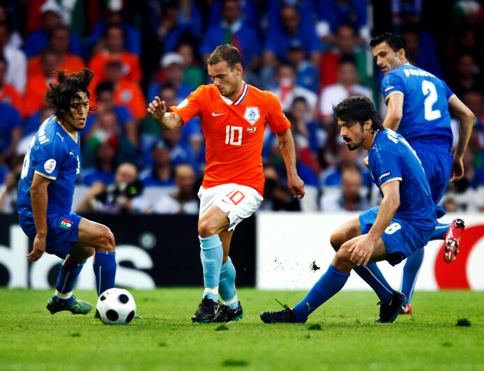 Wesley Sneijder passeert Mauro Camoranesi en Gennaro Gattuso.