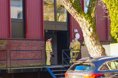 Persoon bekneld onder goederenlift in Asten, brandweer is erbij