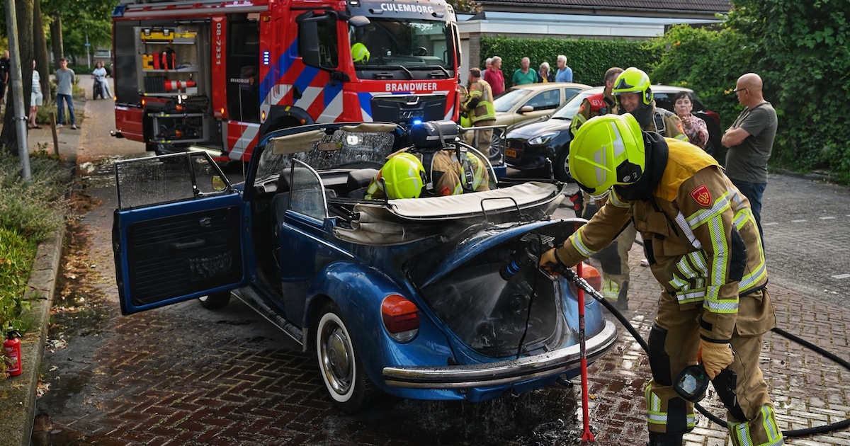 Oldtimer vliegt tijdens het rijden in brand in Culemborg