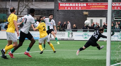 UNA dankt de hemel op blote knieën voor een punt: ‘Natuurlijk moet je er in blijven geloven’