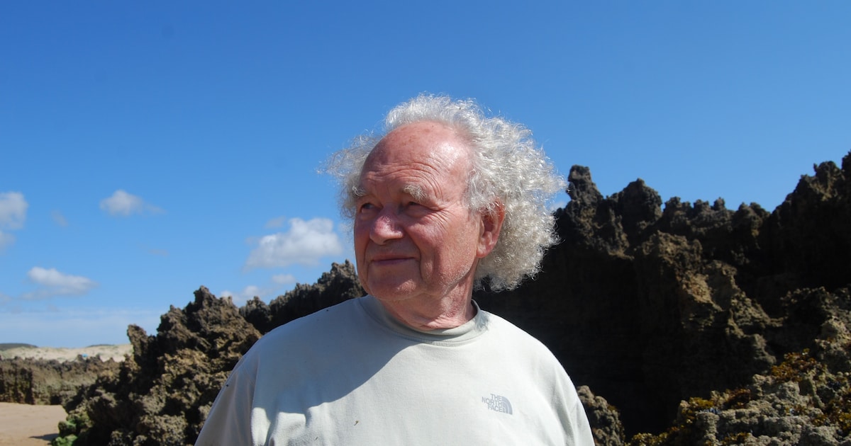 Excentrieke directeur John (1938-2024) droeg liever oude trui dan pak ...
