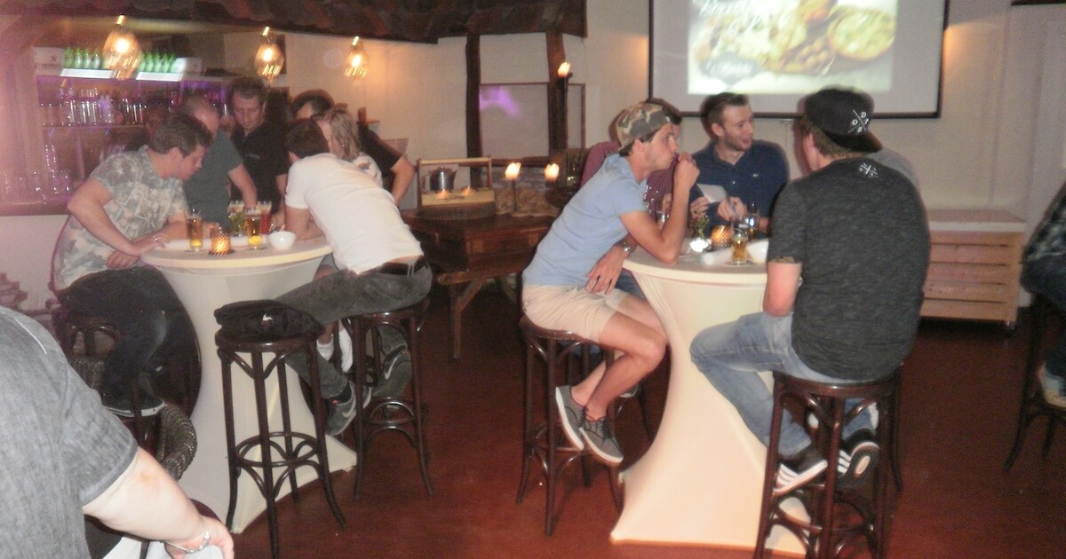 Macharen maakt kennis met fenomeen pubquiz