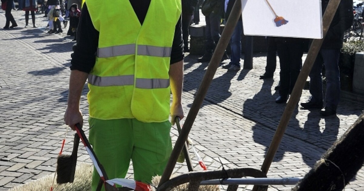 Krantenjongens en Bessum Woagen in optocht Hulsel | Oud Reusel - De Mierden