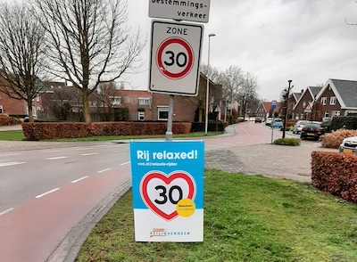 ‘Rij relaxed!’-borden gestolen tijdens carnaval in Haarsteeg: ‘Ik snap niet hoe je dat überhaupt doe