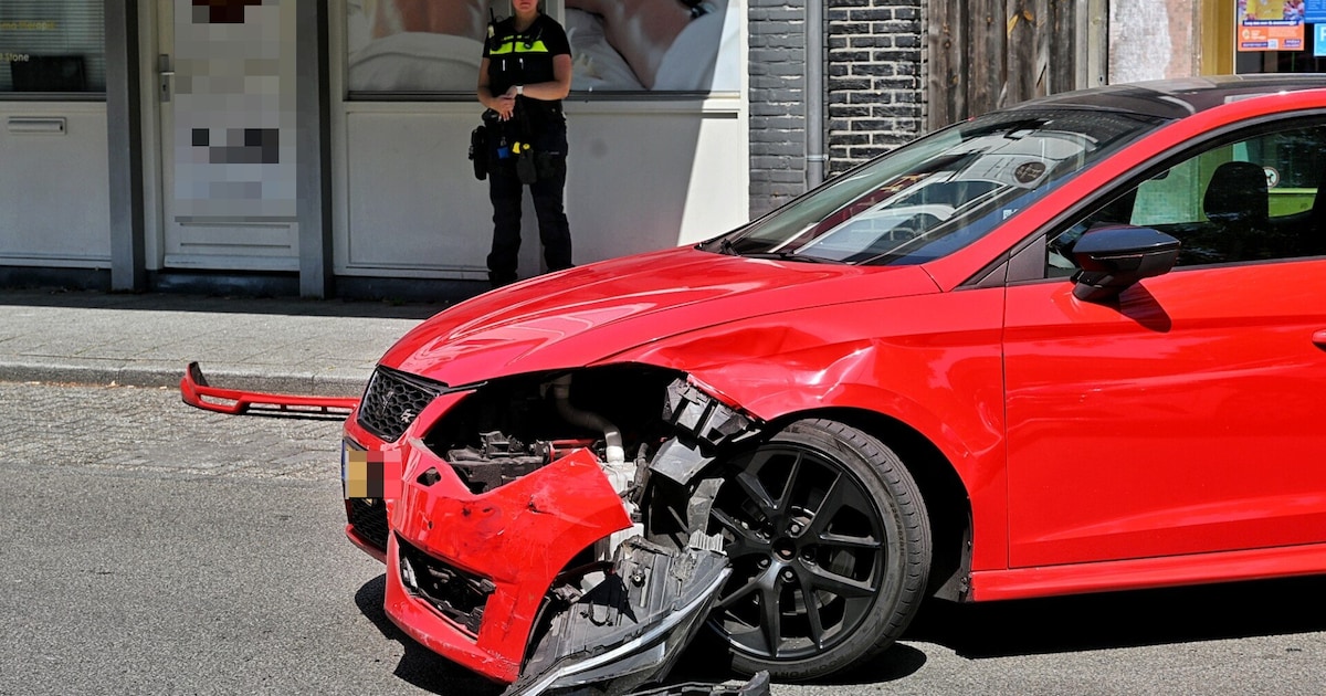 Motorrijder na botsing met auto tegen raam van winkel gelanceerd.