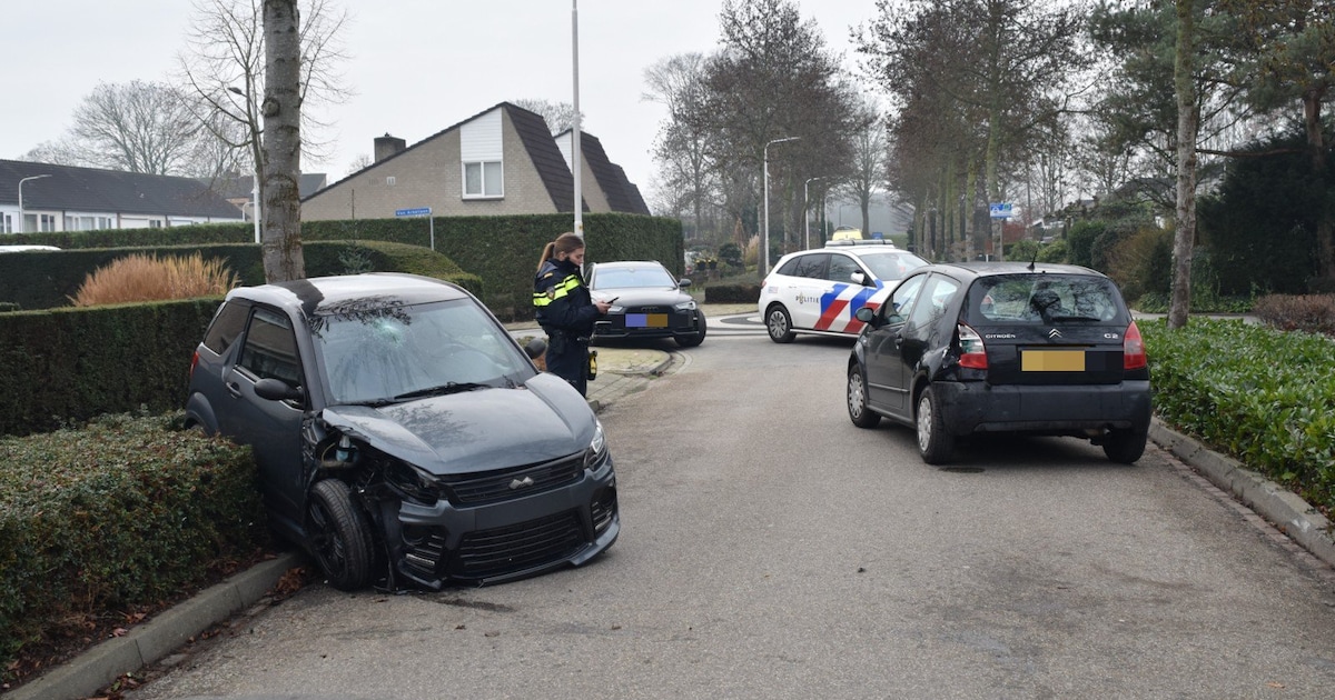 83-jarige bestuurder raakt gewond als zijn 45 kilometerauto op stilstaande auto botst in Ammerzoden