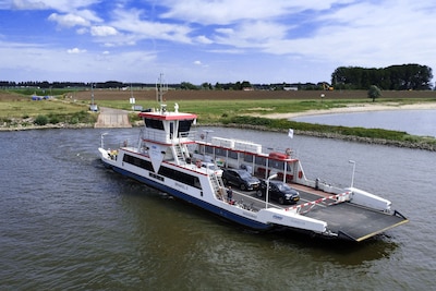 Veerpont tussen Brakel en Herwijnen neemt geen auto’s en motoren meer mee bij laag water