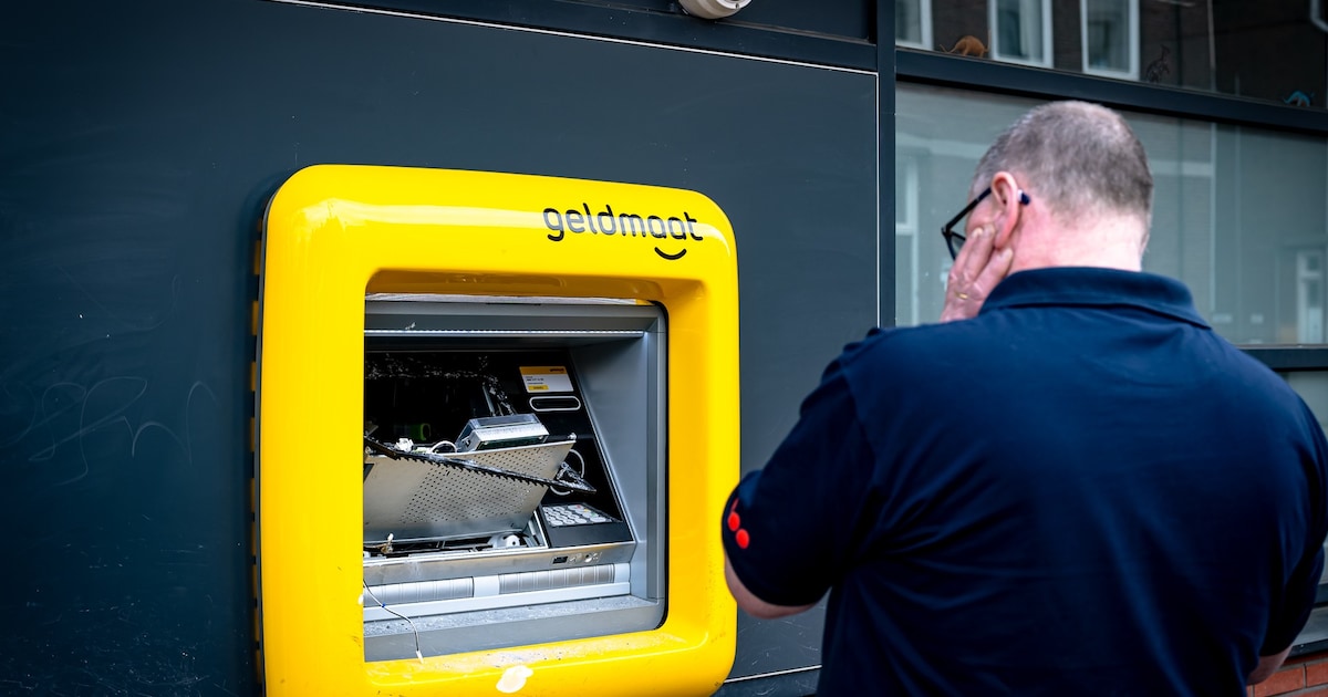 Man gooit stoeptegel tegen geldautomaat in Tilburg en wordt even later in de buurt opgepakt