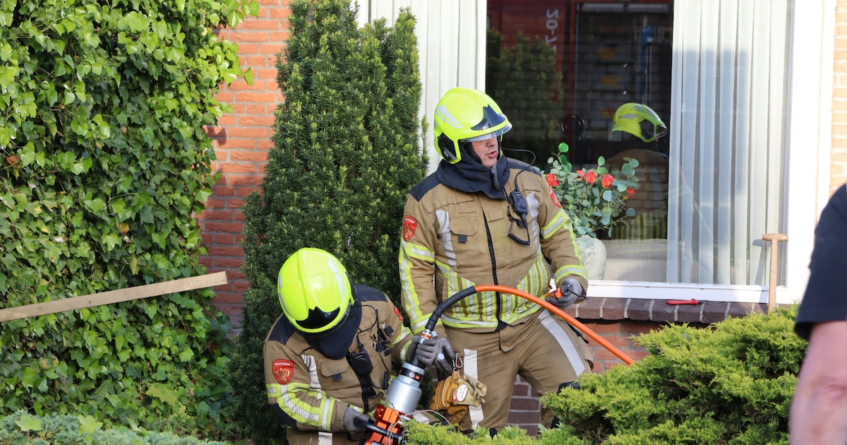 Bewoner raakt gasleiding in tuin in Kaatsheuvel, brandweer en Enexismonteurs dichten lek