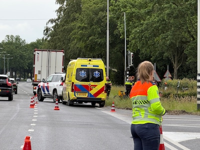 Jongen gewond bij botsing met vrachtwagen op N65 bij Helvoirt, slachtoffer naar het ziekenhuis