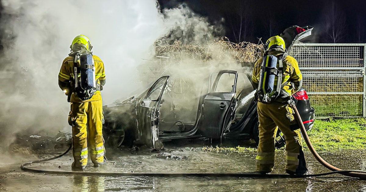 Auto uitgebrand op parallelweg naast A2 bij Liempde