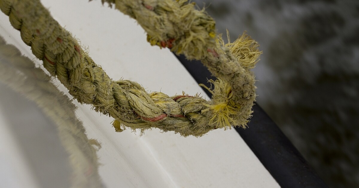 Kabel van pont tussen Bern en Herpt stukgevaren door onbekend schip