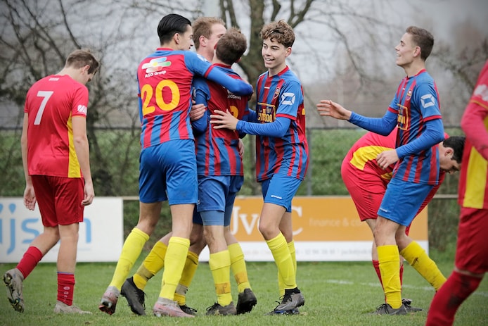 Slechts 7 spelers wilden door en dus is het gedaan met eerste elftal ...