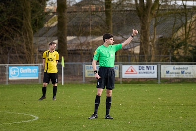 18-jarige scheidsrechter wil richting de Nederlandse top: ‘Ik ben eigenlijk een redelijk verlegen jo