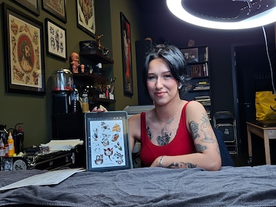 Lola tatoeëert Hollandse taferelen tijdens Koningsdag: ‘Als ik het doe, doe ik het goed’