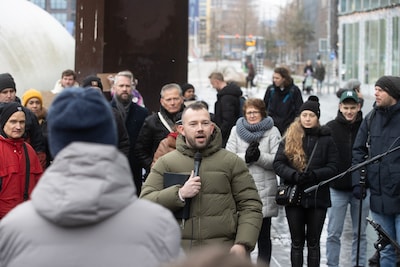 Dag na arrestatie ging gebedsgenezer Tom de Wal op missietocht door Eindhovens centrum, demonstrante