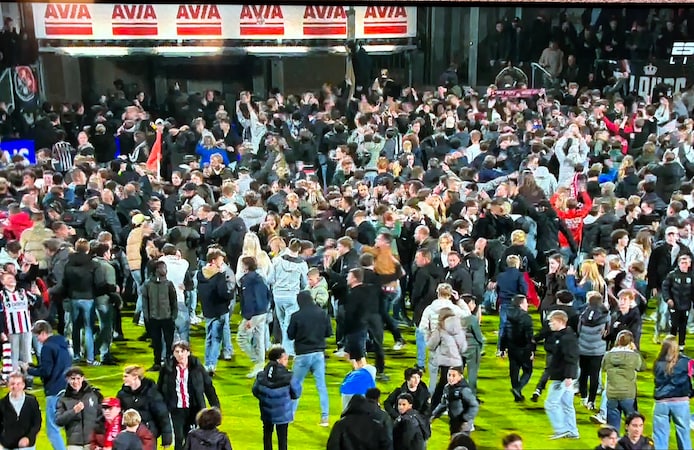 verschillende-supporters-van-willem-ii-bestormden-na-de-wedstrijd-het-veld-zij-krijgen-mogelijk-een-boete-van-1000-euro