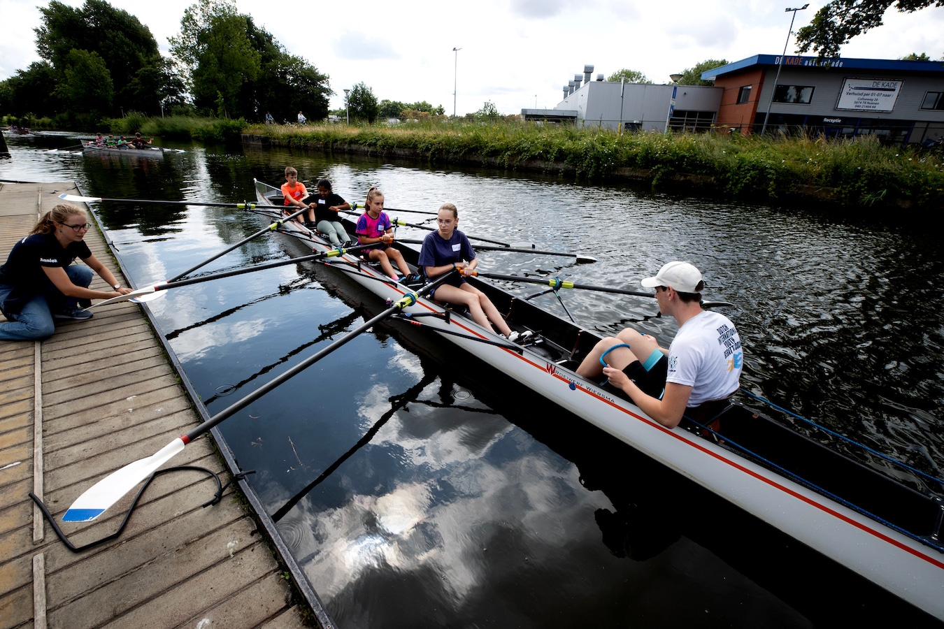Bij ASML Zomerspelen kan elk kind sporten: Wiebelend in de boot leer je ...