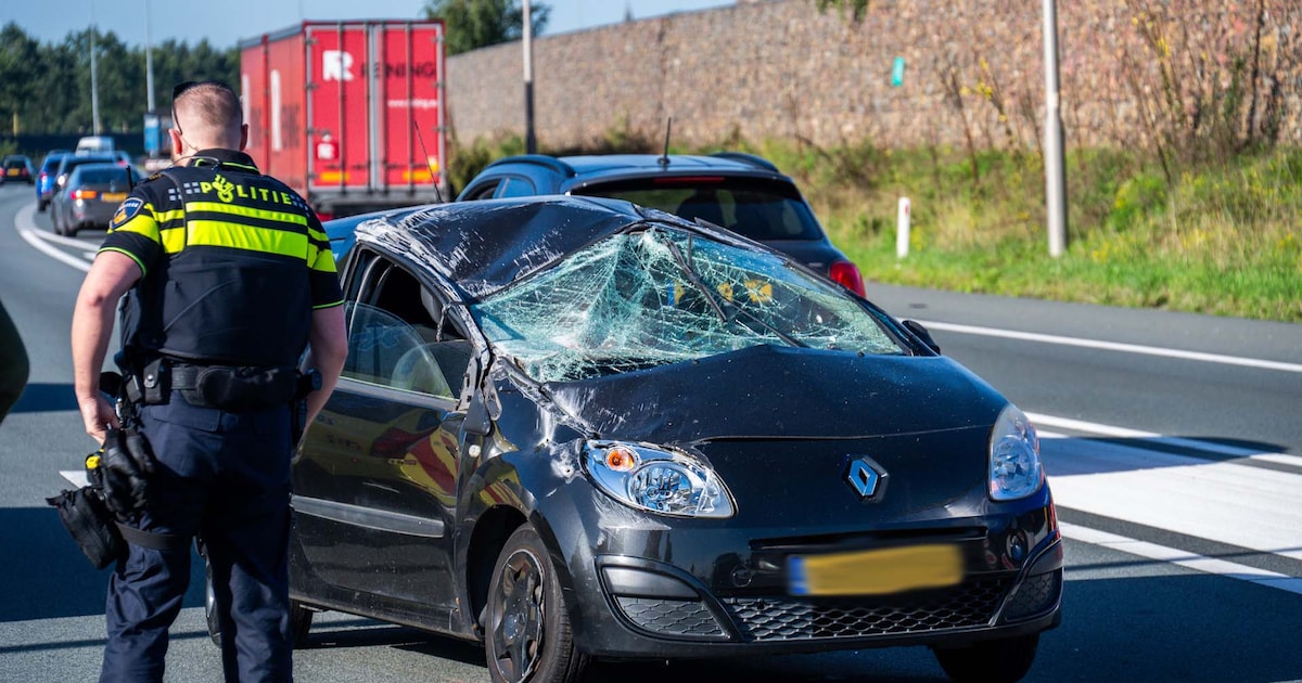 Auto slaat over de kop door botsing met vrachtwagen op A58 bij Breda