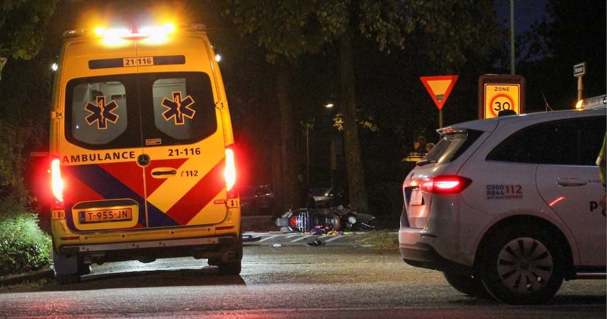 Scooterbestuurder belandt op voorruit bij botsing met auto in Oss.