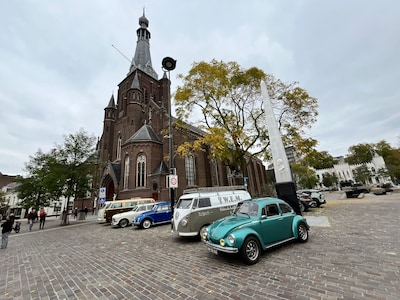 Tientallen oldtimers vullen zondag het Stadsforum in Tilburg: van antieke vrachtwagens tot glimmende Amerikaanse klassiekers