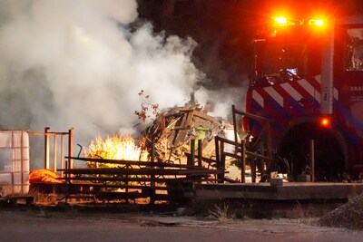 Ingestort schuurtje vat vlam bij boerderij in Neerkant, brandweer krijgt vlammen onder controle