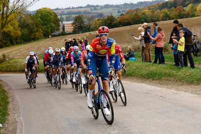 LIVE Tour of Holland | Nog weinig spektakel in heuvelachtige etappe, ‘Koning van Spanje’ ligt achter de rug