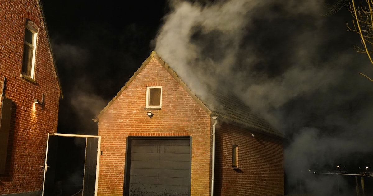 Brand in vrijstaande schuur in Esch, brandweer brengt konijnen op tijd in veiligheid | 112 nieuws Bo