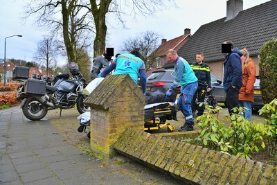 Rijles gaat mis in Steensel: motorrijder geeft te veel gas en valt over muurtje heen