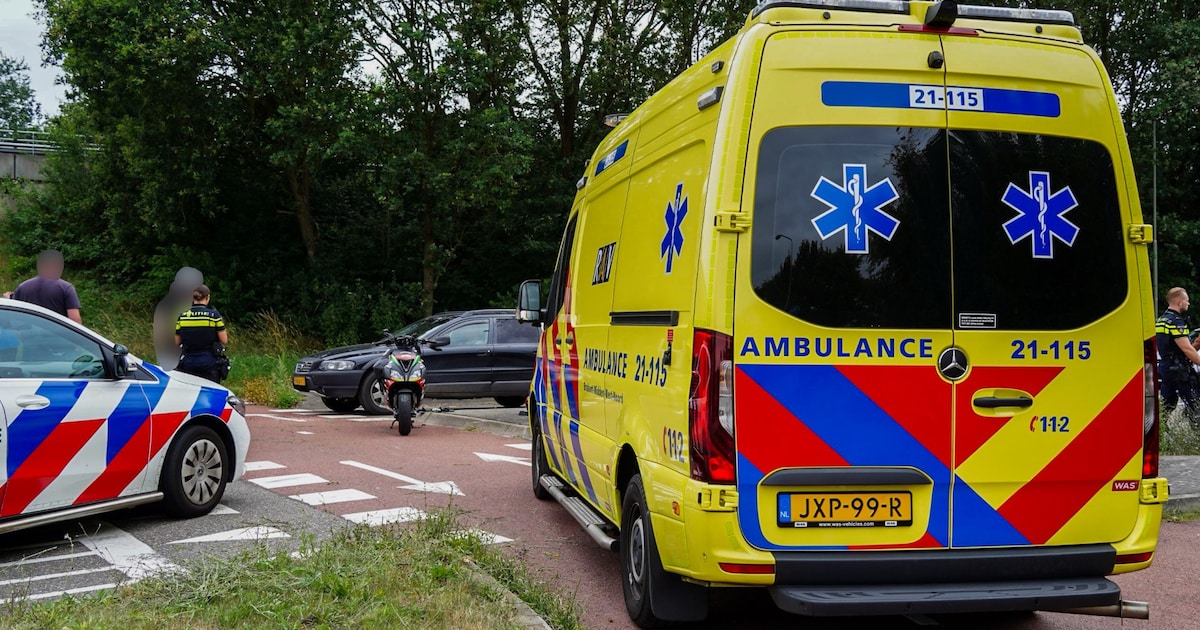 Lesauto botst op scooterrijder op rotonde in Heesch