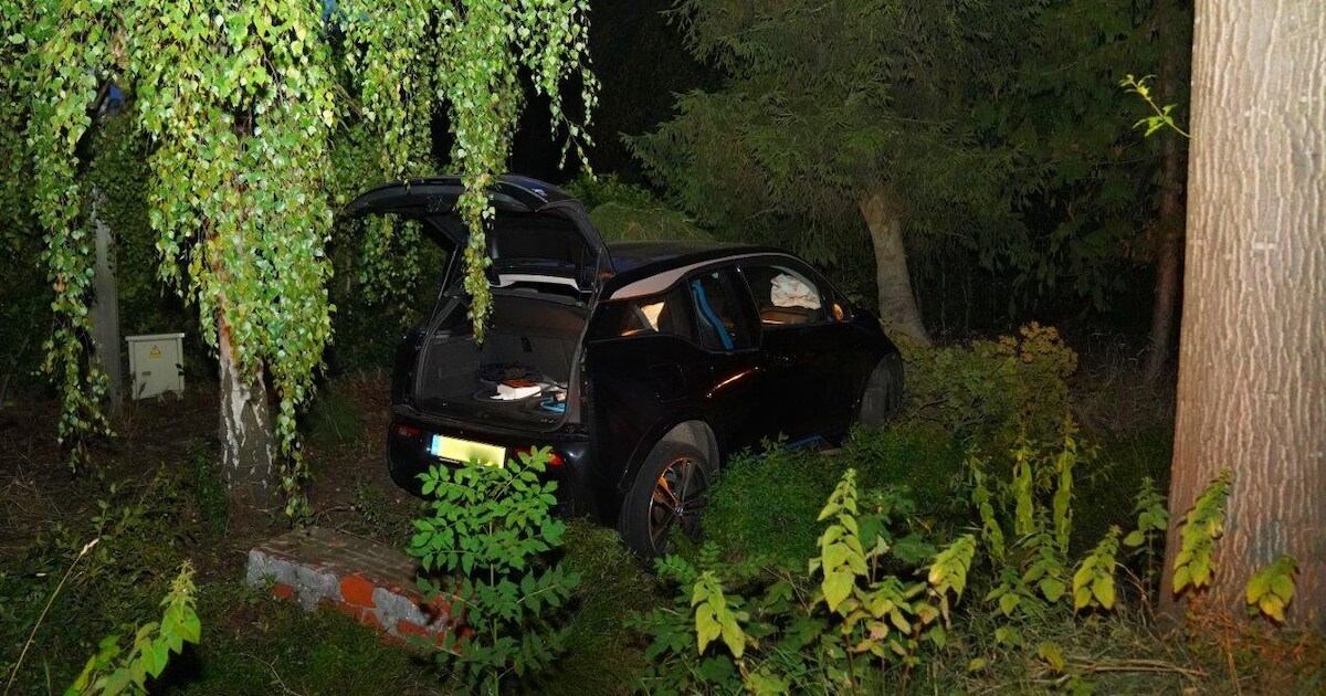 Beschonken vrouw maakt wilde rit door Den Dungen; lantaarnpaal en stenen muurtje omver gereden