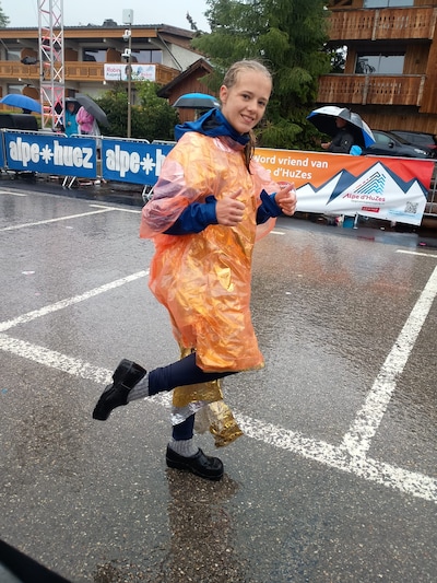 Anne (15) had een hersentumor en raakt  onderkoeld op de Alpe d’Huez; zusje Nienke (13) haalt de finish nu wél