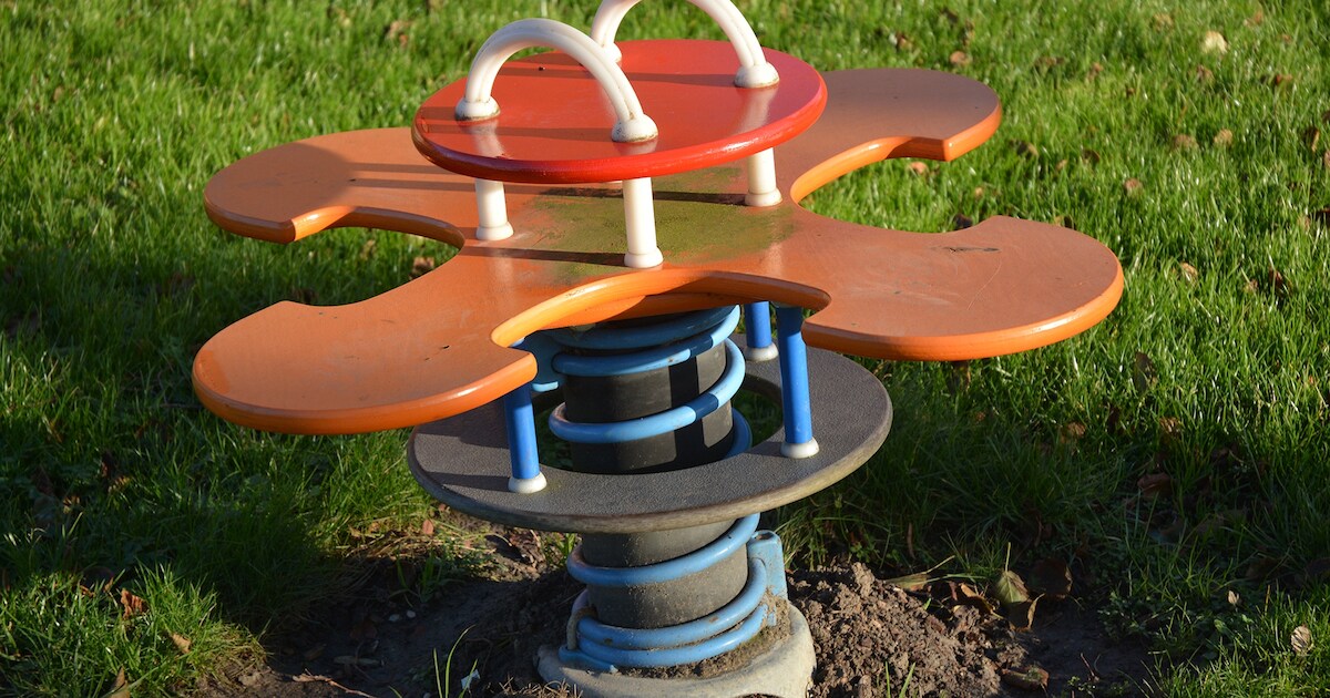 Dongen opent vernieuwde speelplek met houten speeltoestellen